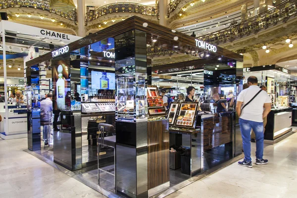 Parijs, Frankrijk, op 9 juli 2016. Mensen winkelen in de centrale beursvloer Galerie Lafayette winkel. — Stockfoto