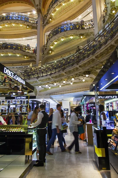 PARIS, FRANÇA, em 9 de julho de 2016. Pessoas fazem compras na central comercial Galeria Lafayette loja . — Fotografia de Stock