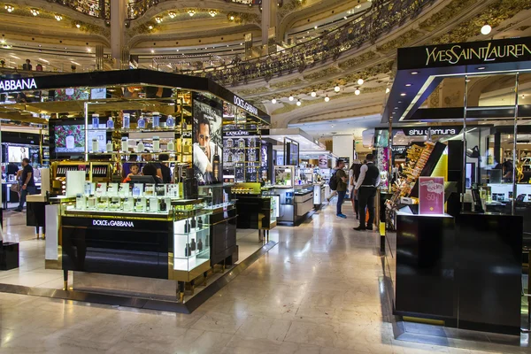 PARÍS, FRANCIA, 9 de julio de 2016. La gente compra en la planta central de comercio Galería Lafayette tienda . — Foto de Stock