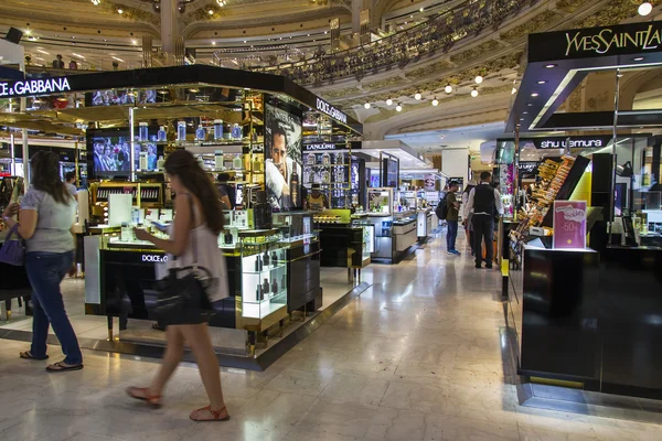 Parijs, Frankrijk, op 9 juli 2016. Mensen winkelen in de centrale beursvloer Galerie Lafayette winkel. — Stockfoto