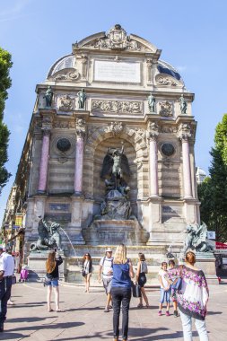 9 Temmuz 2016 üzerinde Paris, Fransa. Kentsel görünümü. Pitoresk Saint-Michel Çeşmesi insanlar insanlara hayranlık duyuyorum