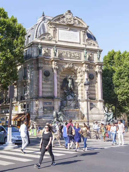 PARIS, FRANÇA, em 9 de julho de 2016. Vista urbana. As pessoas admiram a pitoresca fonte de Saint-Michel — Fotografia de Stock