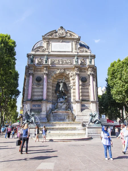 Париж, Франция, 9 июля 2016 г. Вид на город. Люди восхищаются живописным фонтаном Сен-Мишель. — стоковое фото