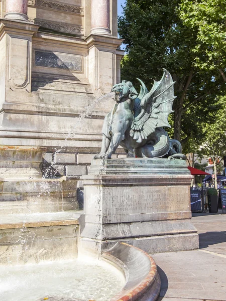 PARIGI, FRANCIA, il 9 LUGLIO 2016. Vista urbana. Fontana di Saint-Michel, frammento — Foto Stock