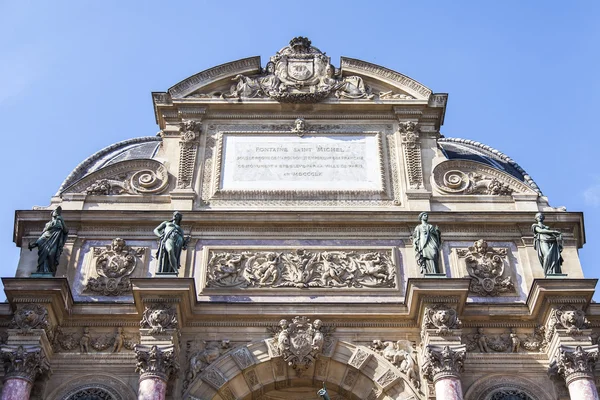 Paryż, Francja, zm. 9 lipca 2016. Ulica widok. Saint-Michel fontanna, fragment — Zdjęcie stockowe