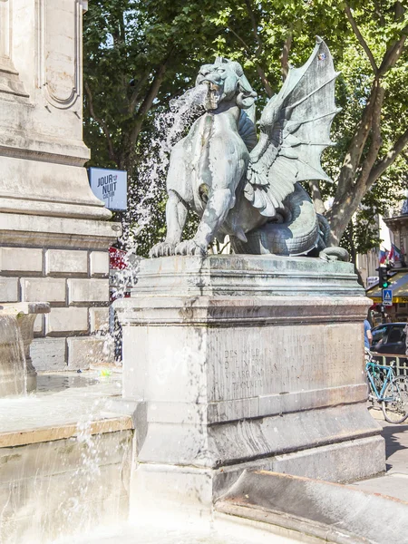 Parijs, Frankrijk, op 9 juli 2016. Stedelijke weergave. Saint-Michel fontein, fragment — Stockfoto