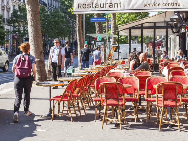 PARÍS, FRANCIA, 9 de julio de 2016. Pequeñas mesas de café típico parisino en la acera — Foto de Stock