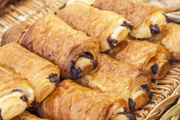 Paris, Frankreich, am 10. Juli 2016. Leckere Croissants an einem Schaufenster im Café — Stockfoto