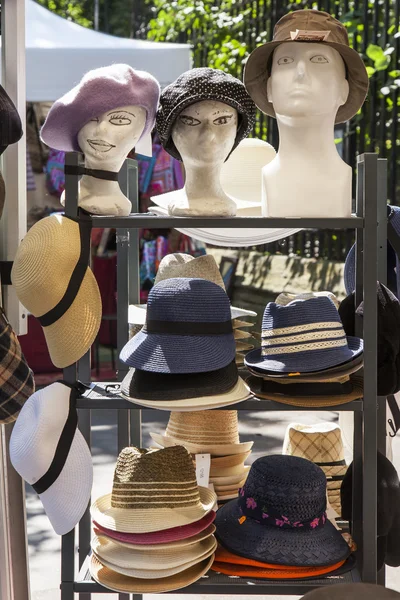 Verschiedene Hüte auf einem Schaufenster des Geschäfts — Stockfoto