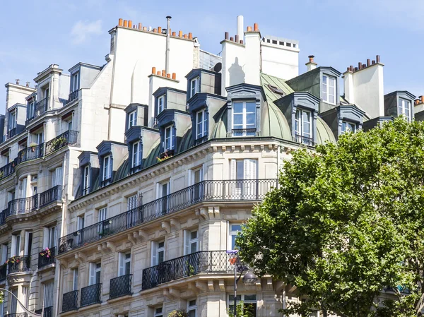 PARÍS, FRANCIA, 9 de julio de 2016. Detalles arquitectónicos típicos de fachadas de edificios históricos . —  Fotos de Stock