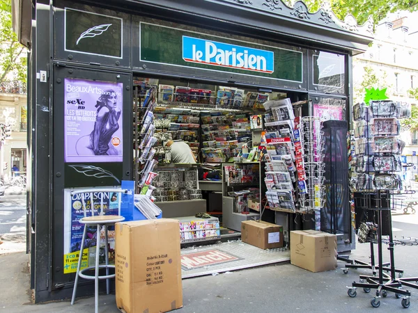 Paříž, Francie, na 5 červenci 2016. Typický městský pohled. Booth, prodej tisku — Stock fotografie