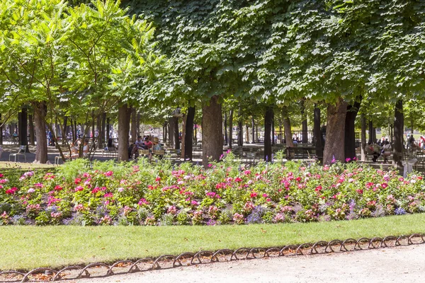 Parijs, Frankrijk, op 9 juli 2016. De laan in de Luxemburgse tuin, een van de meest geliefde plekken van de vakantie van de burgers en toeristen — Stockfoto