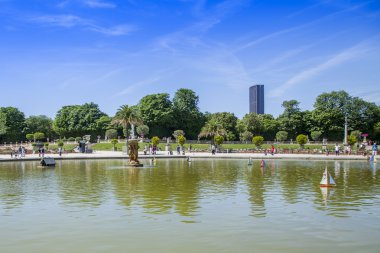 Paris, Fransa, 9 Temmuz 2016 tarihinde. Lüksemburg bahçesinde bir gölet yakınında pitoresk bir köşe, vatandaşların ve turistlerin favori tatil yeri