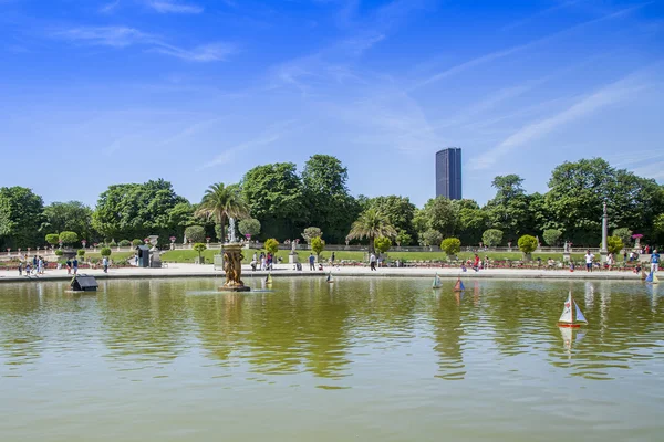 Parijs, Frankrijk, op 9 juli 2016. Een pittoreske hoek in de buurt van een vijver in de Jardin du Luxembourg, de favoriete vakantiebestemming van burgers en toeristen — Stockfoto