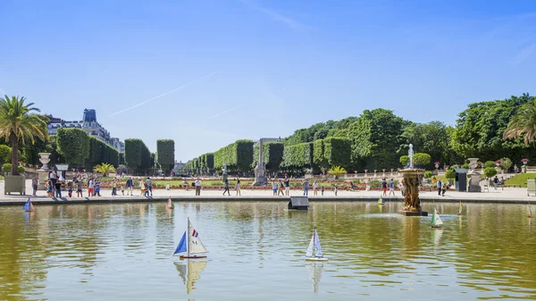 Een pittoreske hoek in de Luxemburgse tuin, de favoriete vakantiebestemming van de burgers en toeristen — Stockfoto