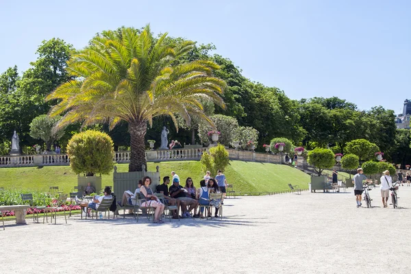 リュクサンブール公園、市民や観光客のお気に入りの休暇スポットの美しいコーナー — ストック写真