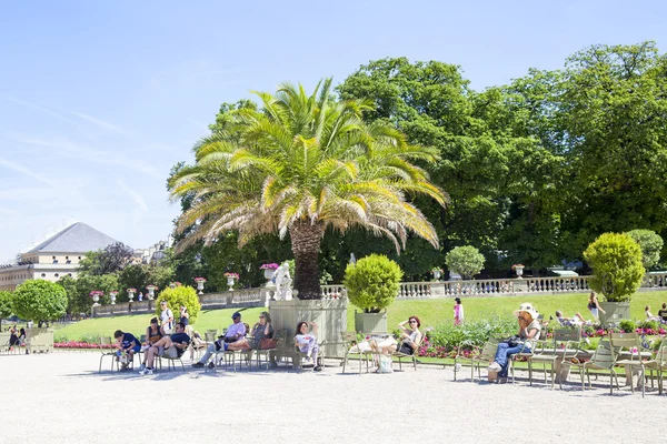 リュクサンブール公園、市民や観光客のお気に入りの休暇スポットの美しいコーナー — ストック写真