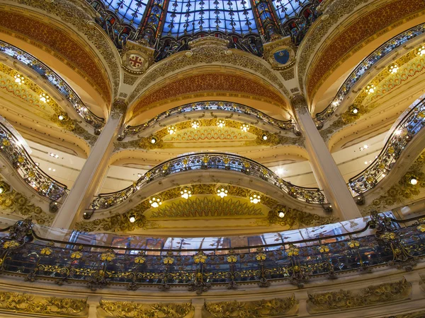 Παρίσι, Γαλλία, 9 Ιουλίου 2016. Θραύσμα εσωτερικού χώρου του κύριου εμπορικού ορόφου του καταστήματος της Γκαλερί Λαφαγιέτ — Φωτογραφία Αρχείου