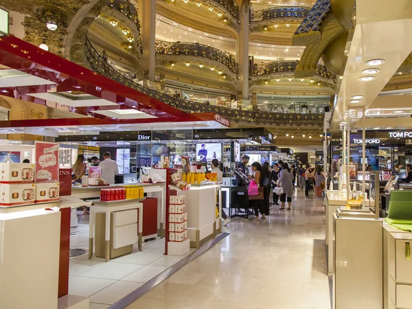 PARIS, FRANÇA, em 9 de julho de 2016. Fragmento de um interior do assoalho comercial principal da loja de Galeria Lafayette — Fotografia de Stock