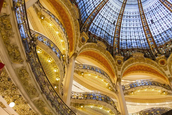 PARÍS, FRANCIA, 9 de julio de 2016. El fragmento del interior del suelo principal comercial de la tienda de la Galería Lafayette — Foto de Stock