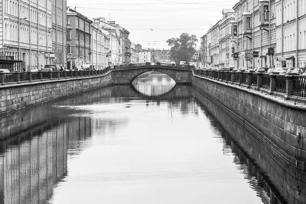 ST. PETERSBURG, RUSSIA, on August 21, 2016. Architectural complex of Griboyedov Canal Embankment. — Stock Photo, Image