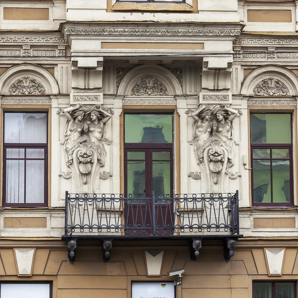 サンクトペテルブルク、ロシア、2016 年 8 月 21 日に。歴史の古いファサード建築のフラグメントの構築 — ストック写真