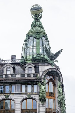 St. Petersburg, Rusya, 20 Ağustos 2016. Nevsky Caddesi'ndeki Singer House'un kubbesinin mimari parçası