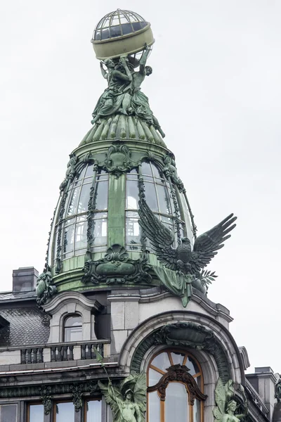 St. petersburg, russland, am 20. august 2016. ein architektonisches fragment einer kuppel des singerhauses an der nevsky allee — Stockfoto
