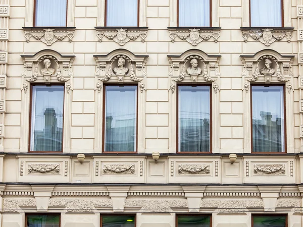 ST. PETERSBURG, RUSIA, 21 de agosto de 2016. Fragmento arquitectónico de una fachada del antiguo edificio histórico —  Fotos de Stock