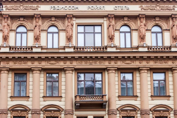 ST. PETERSBURG, RÚSSIA, em agosto 21, 2016. Fragmento arquitetônico de uma fachada do edifício histórico velho — Fotografia de Stock