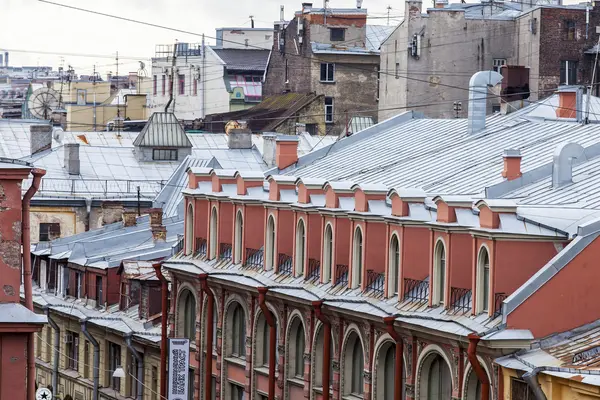 ST. PETERSBURG, RÚSSIA, em agosto 21, 2016. Fragmento arquitetônico de uma fachada do edifício histórico velho — Fotografia de Stock