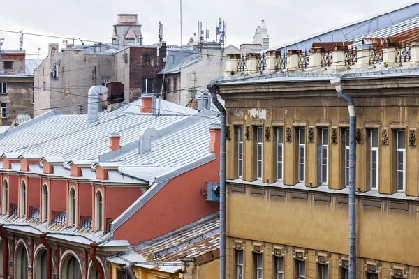 St. Petersburg, Ryssland, den 21 augusti 2016. Arkitektoniska fragment av en fasad av gammalt historiska byggnad — Stockfoto