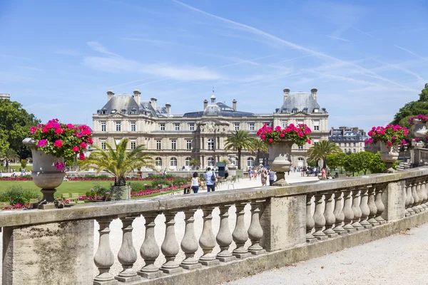 Paris, Frankreich, am 9. Juli 2016. Eine malerische Ecke in der Nähe eines Teiches im luxemburgischen Garten, der beliebteste Urlaubsort von Bürgern und Touristen — Stockfoto