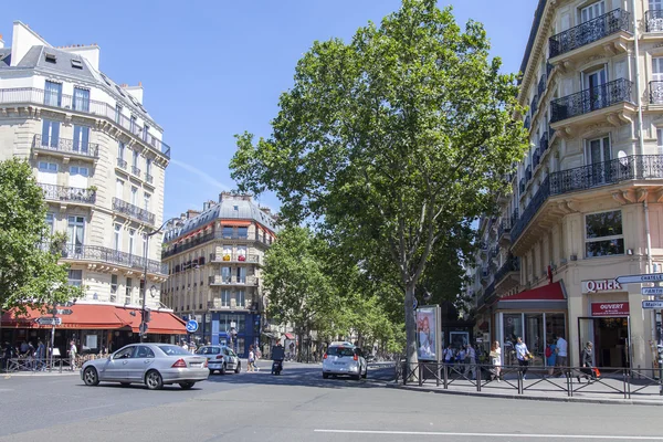 PARIS, FRANCE, on JULY 9, 2016. The typical city street with historical building. — Stock Photo, Image