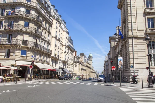 PARÍS, FRANCIA, 9 de julio de 2016. La típica calle de la ciudad con edificio histórico . — Foto de Stock