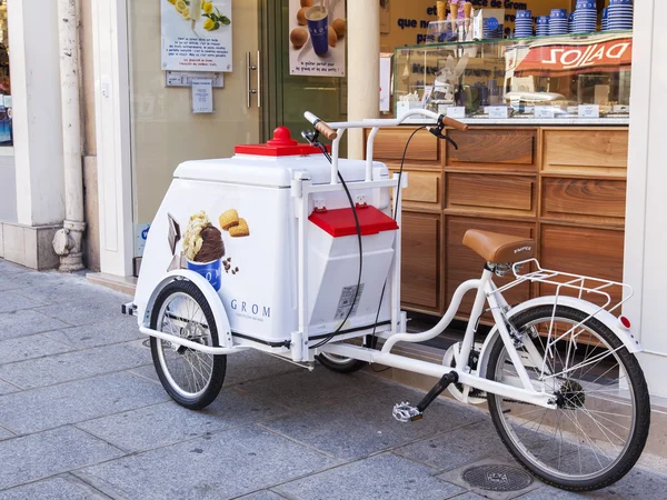 PARIS, FRANCE, le 10 juillet 2016. Le chariot de cycle du fournisseur de crème glacée sur le fond de la boutique — Photo