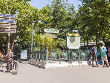 8 Temmuz 2016 üzerinde Paris, Fransa. Tipik kentsel görünümü. İnsanlar bir giriş yakınındaki sokağın aşağısında, Cite istasyonu gitmiyorum  