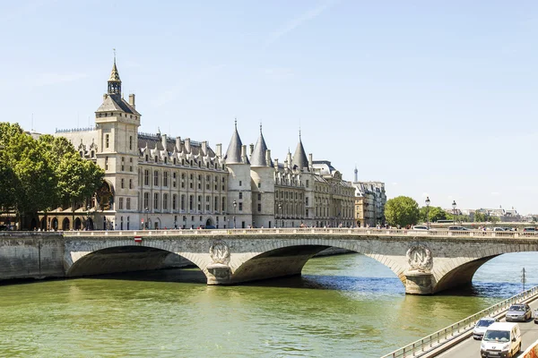 PARIS, FRANCE, on JULY 9, 2016. A view of Seine and Konserzhyeri's castle on the embankment — Stock Photo, Image