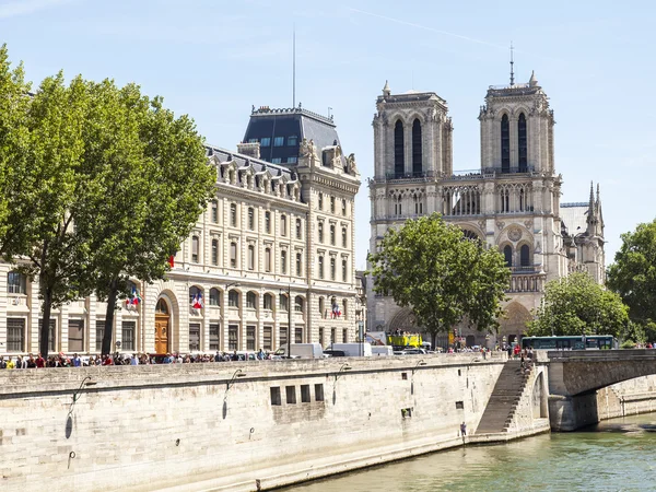 PARIS, FRANCE, on JULY 9, 2016. A view of Seine and the cathedral Notre Dame de Paris on the embankment — Stock Photo, Image