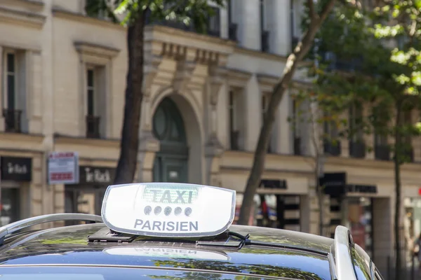 De Parijse taxi tegen de achtergrond van het typische stad platform — Stockfoto
