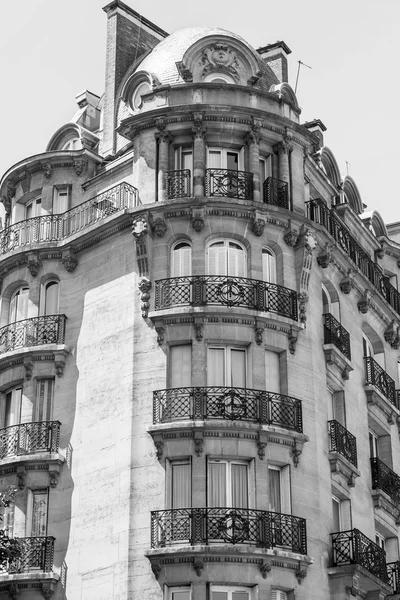 パリ、フランス、2016 年 7 月 9 日に。歴史的な建物のファサードの典型的なアーキテクチャの詳細. — ストック写真