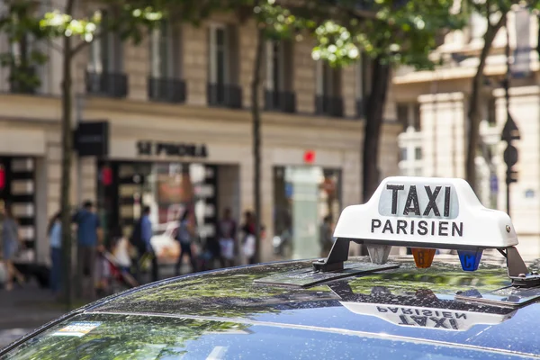 Pařížské taxi na pozadí typické městské architektury — Stock fotografie