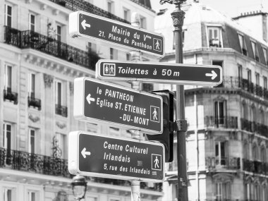 Paris, Fransa, üzerinde 12 Temmuz 2016. Tipik kentsel görünümü. Taşıma gezinme şehrin sokak üzerinde unsurları