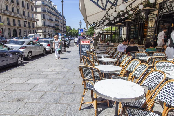 Vista urbana típica. As pessoas comem e têm um resto no café abaixo do céu aberto . — Fotografia de Stock