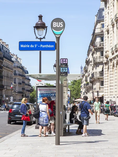 Paryż, Francja, zm. 8 lipca 2016. Przystanek autobusowy przy ulicy miasta — Zdjęcie stockowe