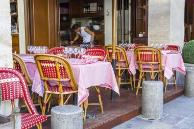 9 Temmuz 2016 üzerinde Paris, Fransa. Tipik kentsel görünümü. açık havada Cafe. 