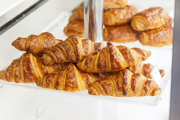 Paris, Frankreich, am 10. Juli 2016. Leckere Croissants an einem Schaufenster im Café — Stockfoto