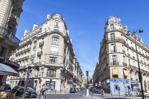 Paris, Frankreich, am 9. Juli 2016. die typische Stadtstraße mit historischem Gebäude. — Stockfoto