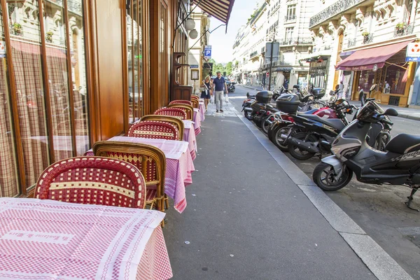 PARÍS, FRANCIA, 9 de julio de 2016. Típica vista urbana. cafetería bajo el cielo abierto . — Foto de Stock