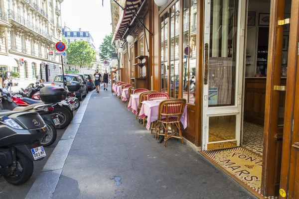 Παρίσι, Γαλλία, στις 9 Ιουλίου 2016. Τυπικό αστικό άποψη. καφέ κάτω από τον ανοικτό ουρανό. — Φωτογραφία Αρχείου